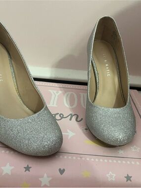 Kelly & Katie Silver Glitter Round-Toe Heels